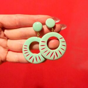 Splendette Mint Green & Hot Pink Carved Retro Hoop
Earrings